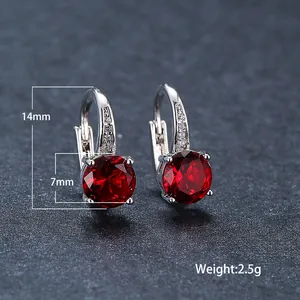Dettaglio di orecchini d'argento 14mm con zircone rosso tondo 7mm e castone a griffa