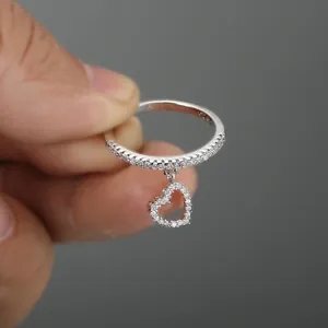 Dettaglio anello in argento S925 con pavé di zirconi e ciondolo a forma di cuore
