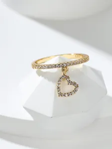 Macro del marchio S925 su un anello a cuore dorato con dettagli in pavé di zirconi
