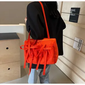Sac fourre-tout en nylon orange brillant avec nœuds élégants et design plissé chic