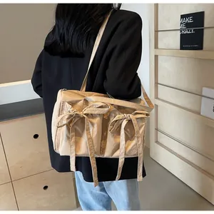 Grand sac cabas beige avec nœuds décoratifs en nylon plissé et bandoulière réglable