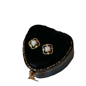 Vintage Goldene Kleeblatt-Ohrringe mit weißem Opal in einer herzförmigen Geschenkbox