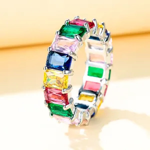Bague éternité arc-en-ciel avec oxydes de zirconium multicolores taille baguette