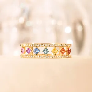 Elegante gouden ring met regenboog zirkonia en witte pavé diamanten versieringen