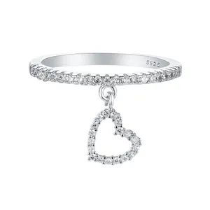 Elegante anello in argento S925 con ciondolo a cuore e zirconi bianchi scintillanti