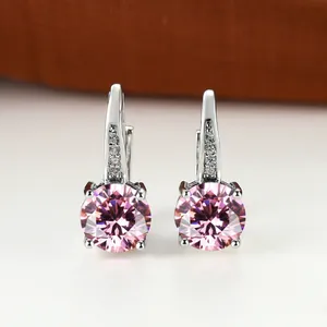 Macro di orecchini d'argento con pietre di zircone rosa rotonde e castone a quattro griffe
