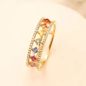 Regenboog edelsteen ring met prinses geslepen stenen en witte zirkonia banden