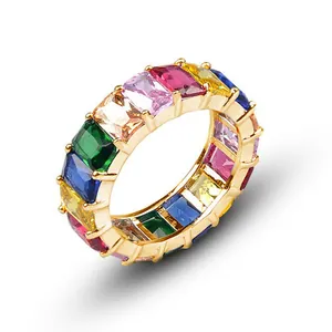 Bague d'éternité avec pierres zircon rectangulaires multicolores serties d'or