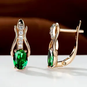 Elegante Ohrringe aus Champagner-Gold mit ovalem Smaragd-Kristall und Diamantakzenten