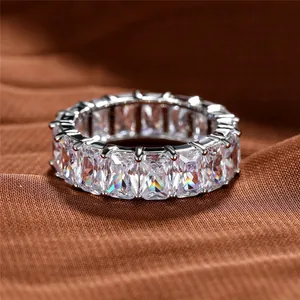 Vue macro d'une bague d'éternité en argent avec cristaux taille émeraude sur tissu