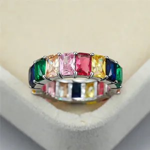 Vue macro de la bague en argent ornée d'une bande de pierres précieuses multicolores