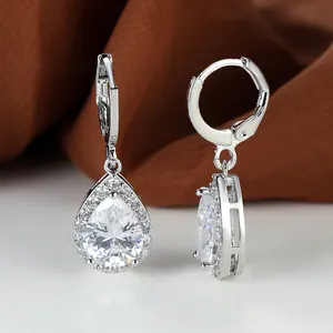 Detailaufnahme der luxuriösen Tropfenohrringe aus Silber mit großen birnenförmigen Zirkonia