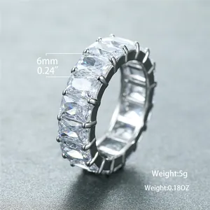 Vue macro d'une bague éternité avec zircons de 6mm et spécification de poids de 5g