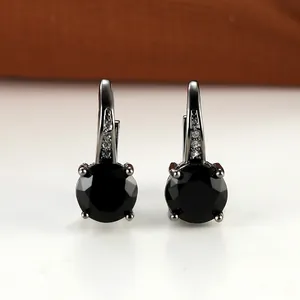 Dettaglio macro di orecchini monachella con zircone nero e placcatura in rodio nero