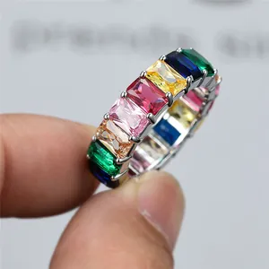 Détail de la bague éternité avec oxydes de zirconium multicolores taille émeraude sur argent