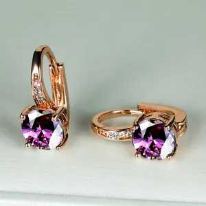 Orecchini a cerchio in oro rosa con zirconi viola tondi e dettagli in pavé lucido