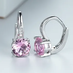 Orecchini huggie in argento con grandi zirconi rosa tondi e dettagli brillanti