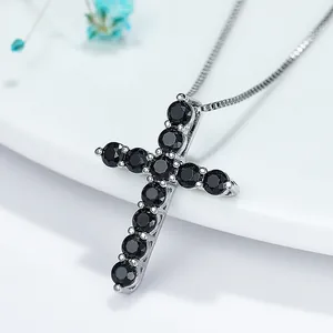 Elegante collana con ciondolo a croce in argento e pietre di zircone nero