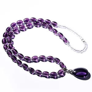 Elegante collar de cuentas de cristal púrpura con un vibrante colgante de vidrio de gota
