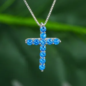 Elegante collana a croce in argento con 11 pietre di zircone blu su catena a maglia