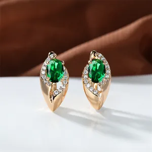 Orecchini color oro champagne con pietre ovali verde smeraldo e piccoli diamanti