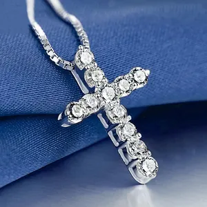 Collana con ciondolo a croce in argento e zirconi blu su catena a maglia veneziana