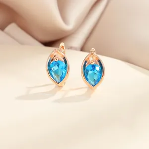 Élégantes boucles d'oreilles en or rose avec zircons bleu ciel et motifs de feuilles