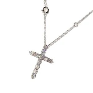Collana con ciondolo a croce in argento con zirconi blu e sottile catena veneziana