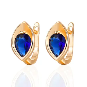 Élégantes boucles d'oreilles goutte d'or champagne avec zircons bleu profond taille poire