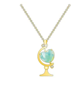 Détail d'un collier en chaîne dorée avec un pendentif globe en forme de cœur bleu aquarelle
