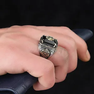 Bague vintage boho en argent avec relief doré et grand gemstone noir rectangulaire