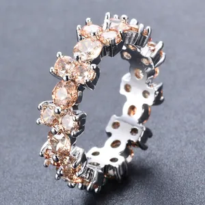 Macro-opname van een zilveren eternity ring met champagne kleurige zirkonia in klauwzetting