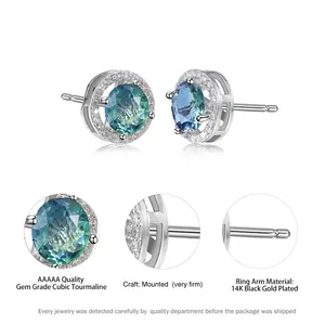 Détails macro des boucles d'oreilles tourmaline AAAAA avec placage or noir 14K