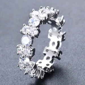 Macro-opname van zilveren eternity-ring met briljant geslepen ronde zirkonia-stenen