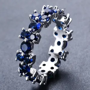 Detail van de zilveren eeuwigheidsring met rond geslepen diepblauwe zirkoonstenen