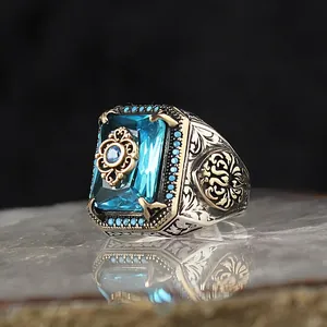 Vue macro d'une bague rétro avec zircon bleu incrusté sur une pierre