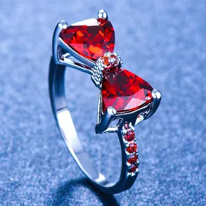 Luxe strikring met rode driehoekige edelstenen en zilveren afwerking voor dames