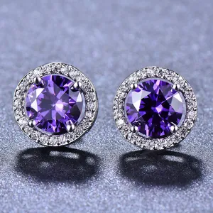 Gros plan de boucles d'oreilles en argent avec pierres violettes et sertissage en halo
