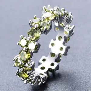 Gedetailleerde macro van de eternity ring met olijfgroene zirkonia in zilveren zetting