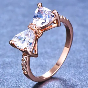 Luxe roségouden strikring met driehoekige zirkoonkristallen en diamanten pavé