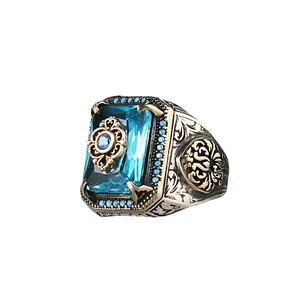 Bague vintage bohème avec pierre bleu ciel, détail croix dorée et gravure argent antique