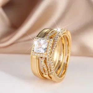 Ensemble de trois bagues de mariage en or rose avec zircone carrée taille princesse