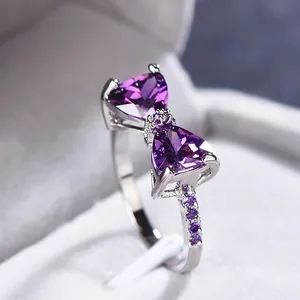 Luxe strikring met paarse zirkonia op een zilveren metalen band voor dames