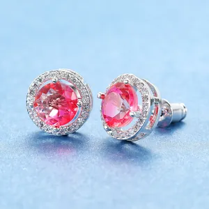 Détail macro de boucles d'oreilles en argent avec pierre rose et halo de zircons blancs