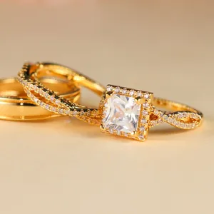 Ensemble de bagues en or rose avec zircon carré et anneaux entrelacés pavés