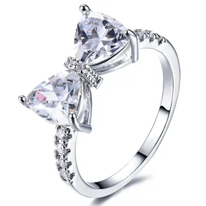 Macro-detail van luxe strikring met driehoekig geslepen zirkoon en micro-gezette diamanten