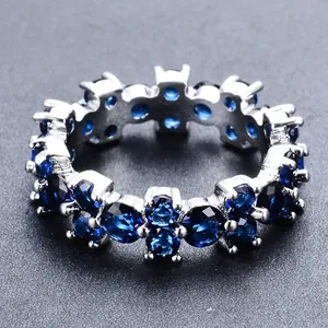 Elegante eeuwigheidsring in zilver met rond geslepen diepblauwe zirkonia steentjes