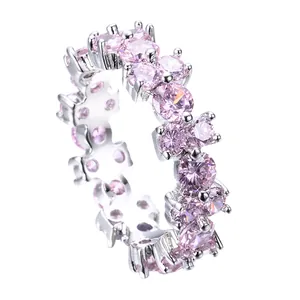 Elegante zilveren eternity ring bezet met sprankelende roze zirkonia stenen van hoge kwaliteit
