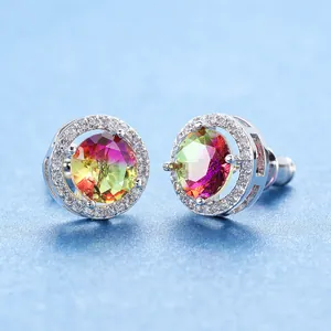 Vue macro de boucles d'oreilles rondes avec pierre dégradée et halo de zircone cubique