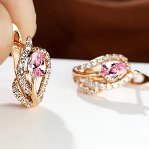 Elegante roségouden oorbellen met peervormige roze zirkoon en pavé-kristallen